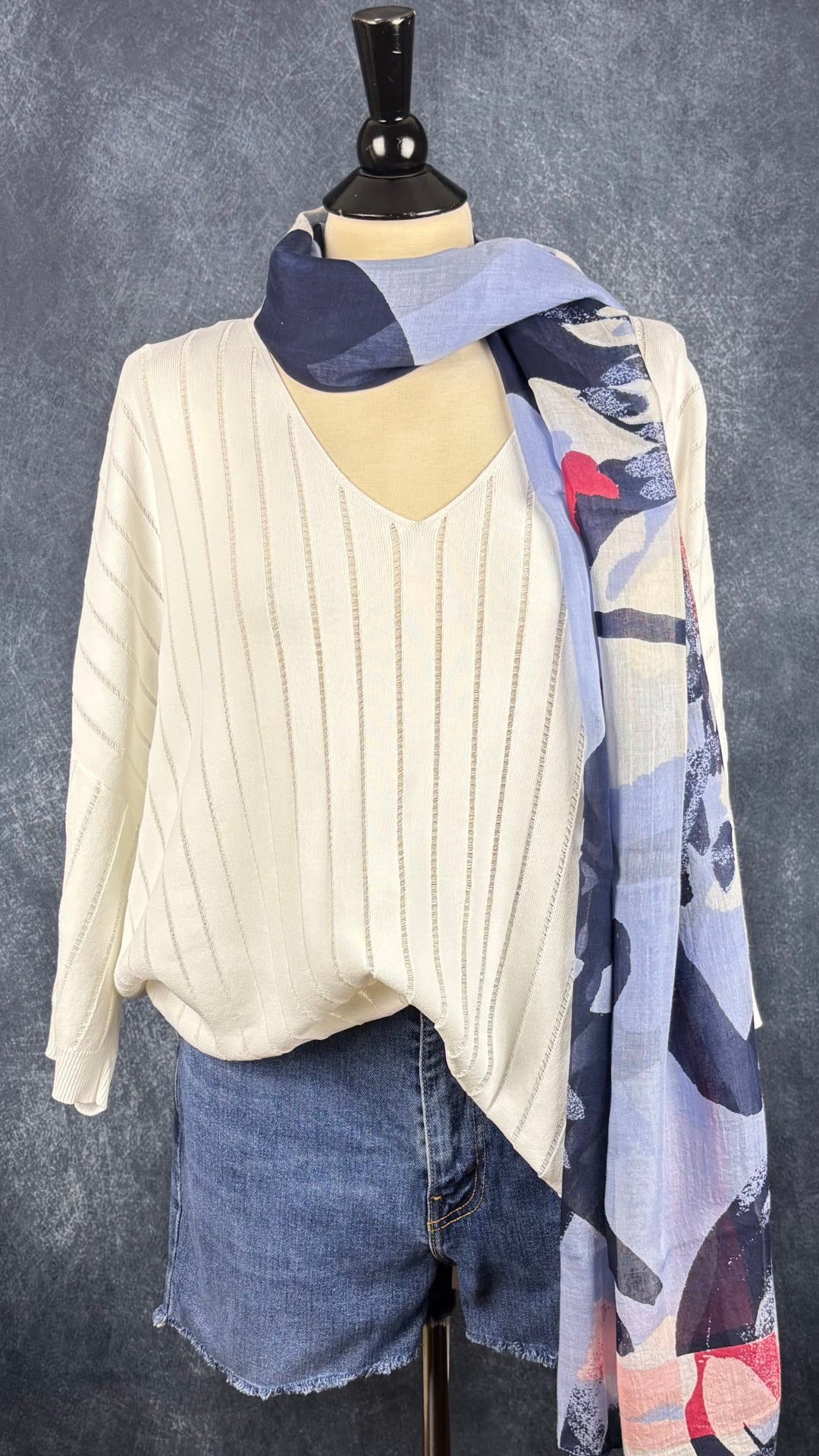 Chandail fin tricot blanc crème avec clous décoratifs à l'ourlet Joseph Ribkoff, taille xxl. Vue de l'agencement avec le short en jeans Levi's.