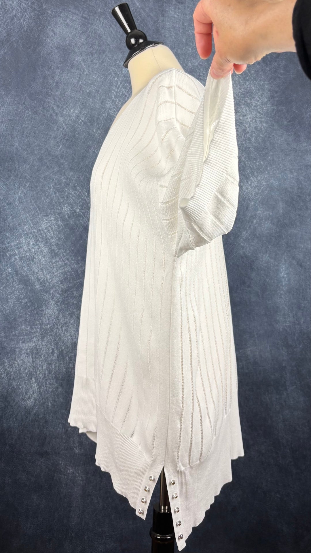 Chandail fin tricot blanc crème avec clous décoratifs à l'ourlet Joseph Ribkoff, taille xxl. Vue de côté, manche relevée.