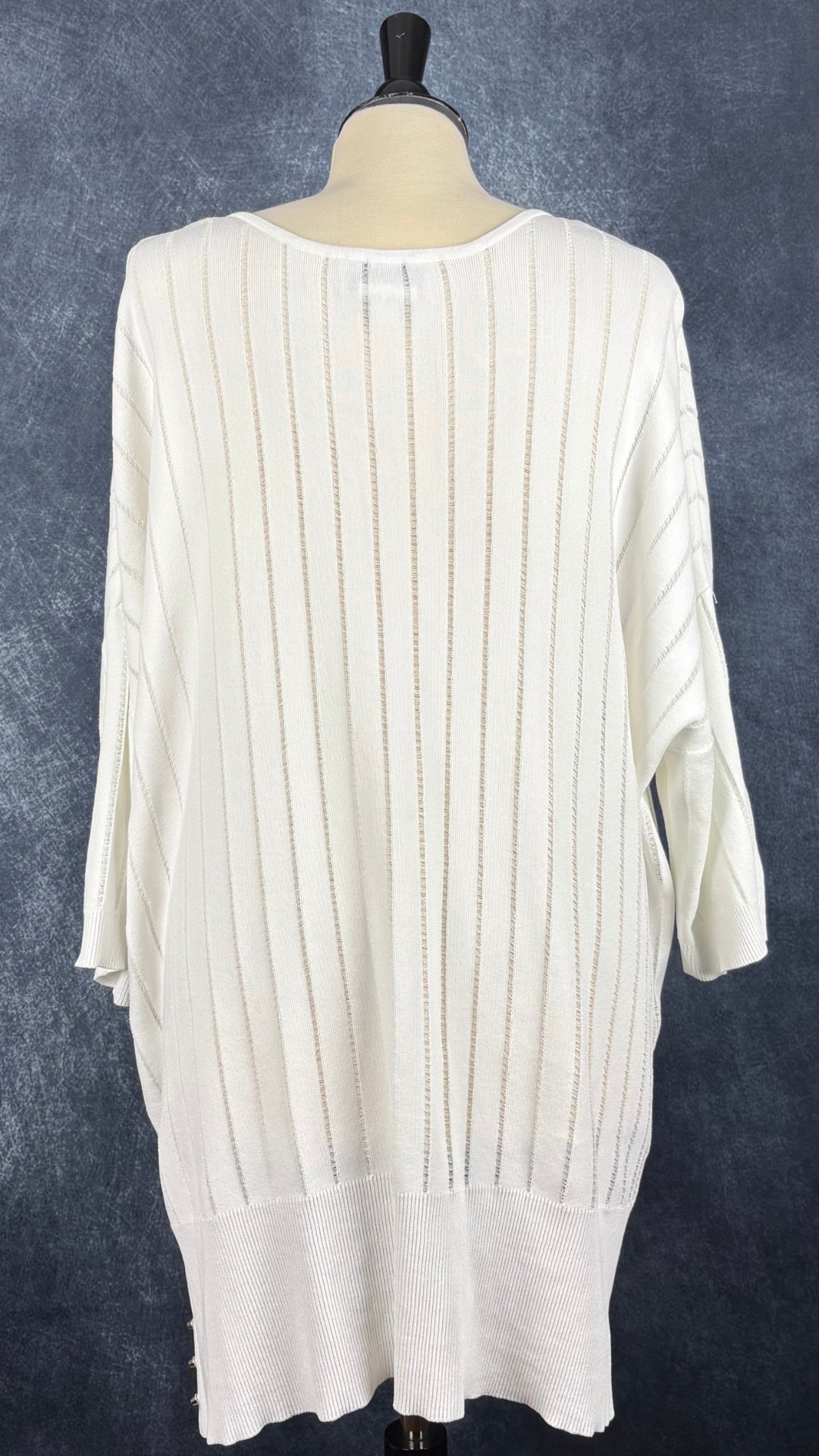Chandail fin tricot blanc crème avec clous décoratifs à l'ourlet Joseph Ribkoff, taille xxl. Vue de dos.
