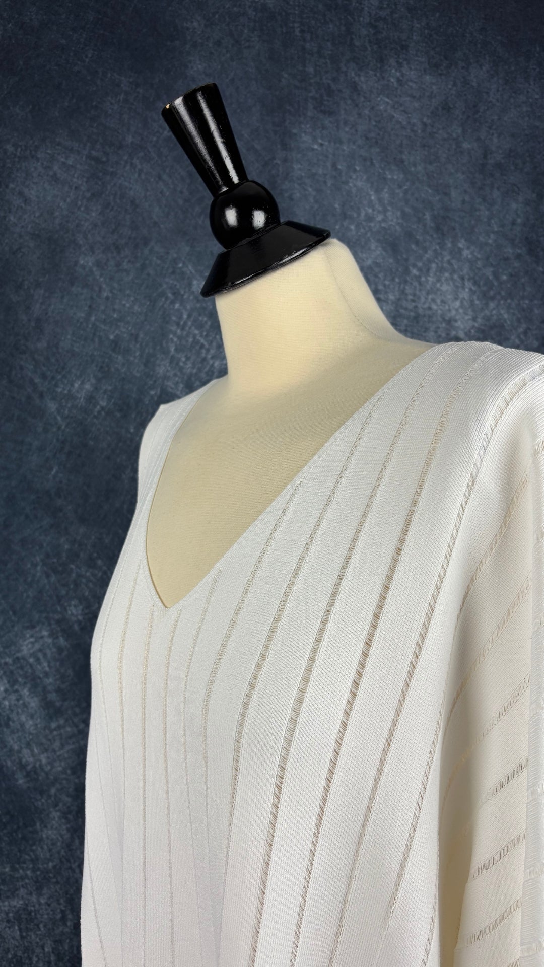 Chandail fin tricot blanc crème avec clous décoratifs à l'ourlet Joseph Ribkoff, taille xxl. Vue de l'encolure.