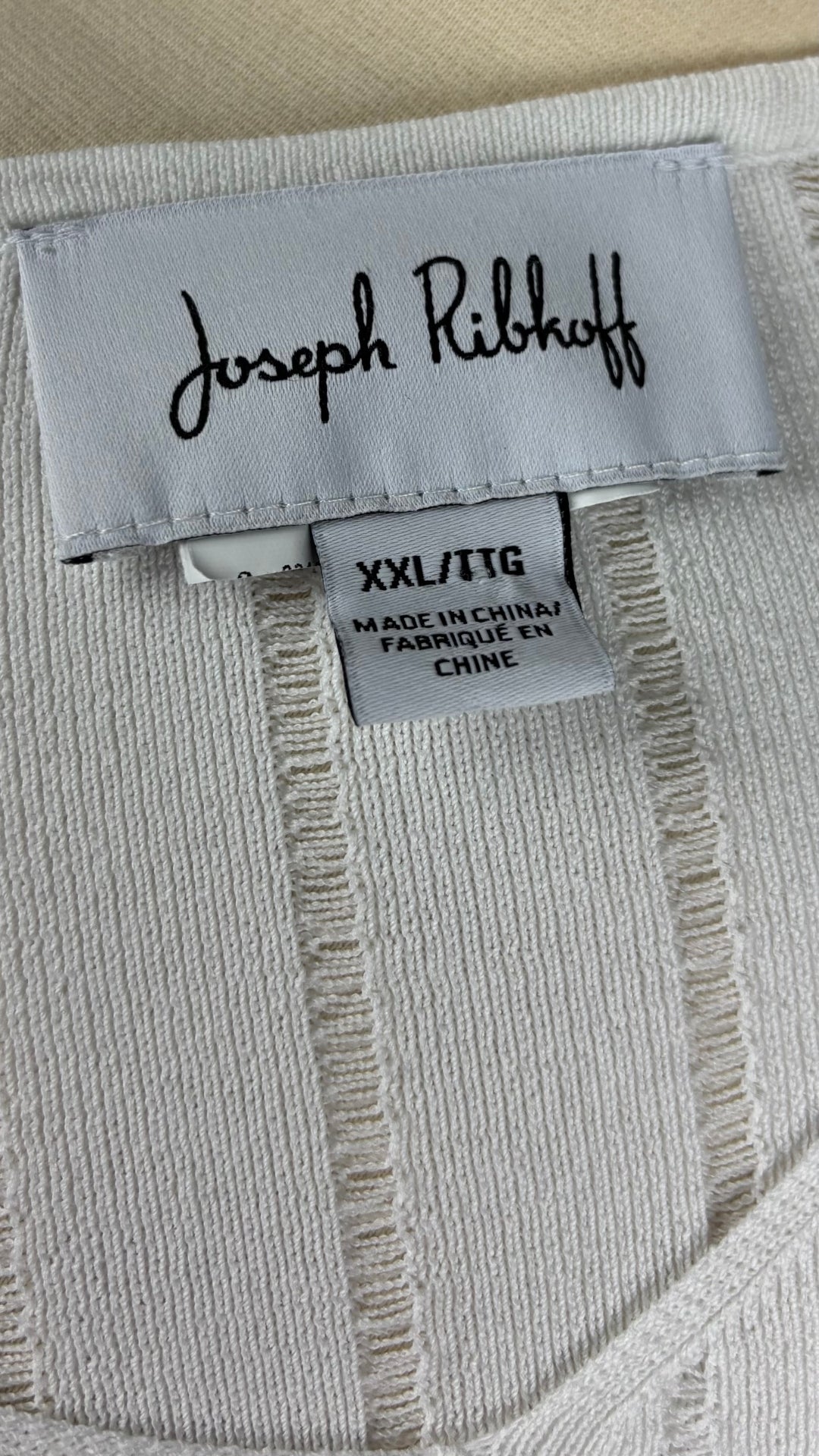 Chandail fin tricot blanc crème avec clous décoratifs à l'ourlet Joseph Ribkoff, taille xxl. Vue de l'étiquette.