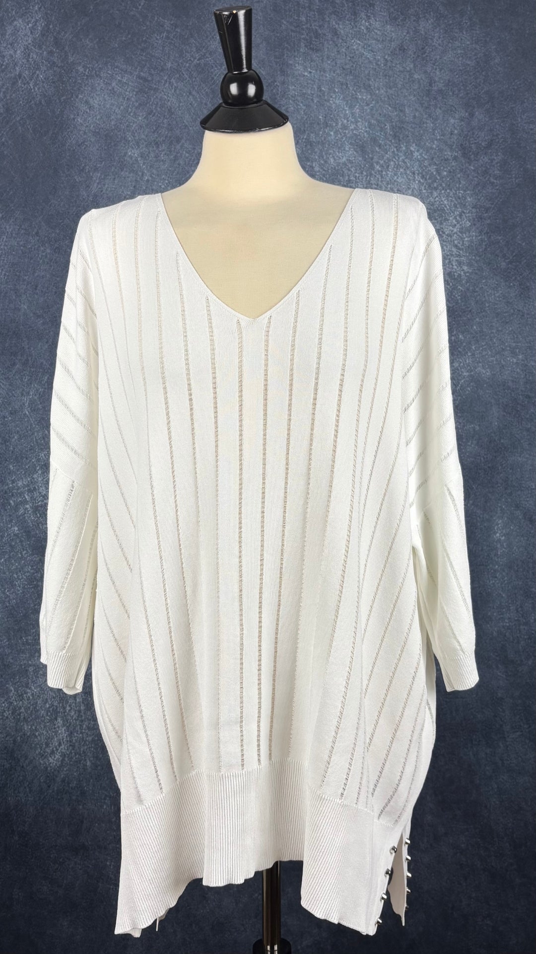 Chandail fin tricot blanc crème avec clous décoratifs à l'ourlet Joseph Ribkoff, taille xxl. Vue de face.