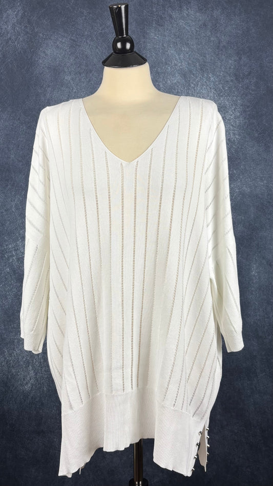Chandail fin tricot blanc crème avec clous décoratifs à l'ourlet Joseph Ribkoff, taille xxl. Vue de face.