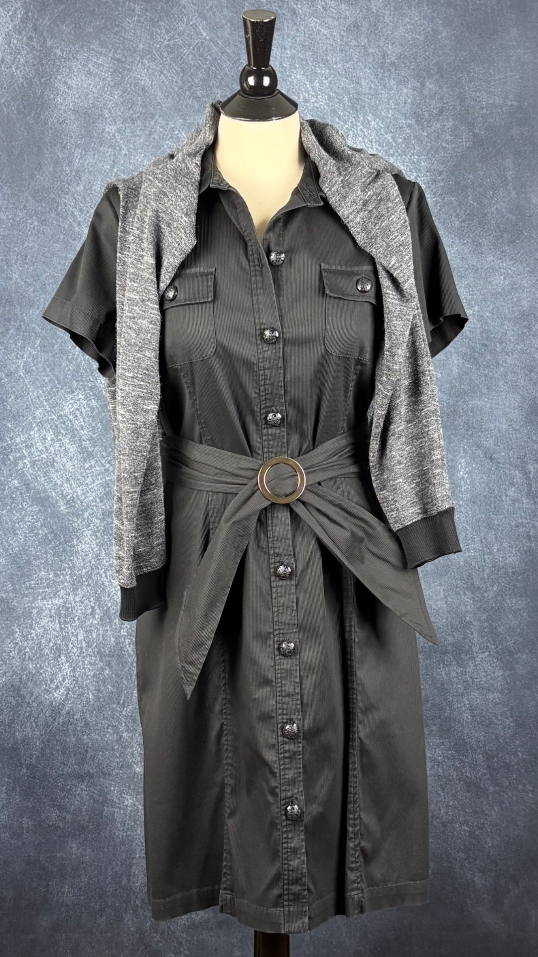 Chandail fin tricot extensible charcoal chiné et noir Wilfred, taille large. Vue de l'agencement avec la robe chemisier noire à jolis boutons.