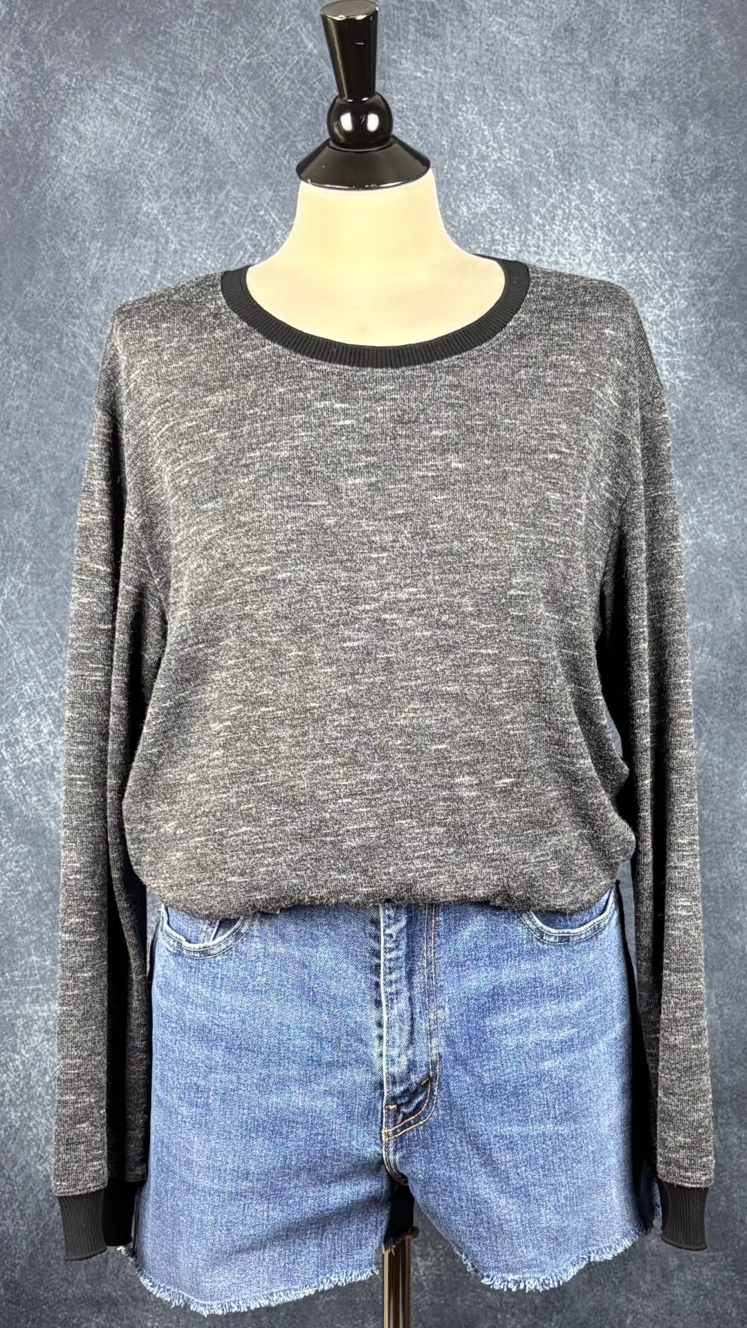 Chandail fin tricot extensible charcoal chiné et noir Wilfred, taille large. Vue de l'agencement avec le short en jeans Levi's.