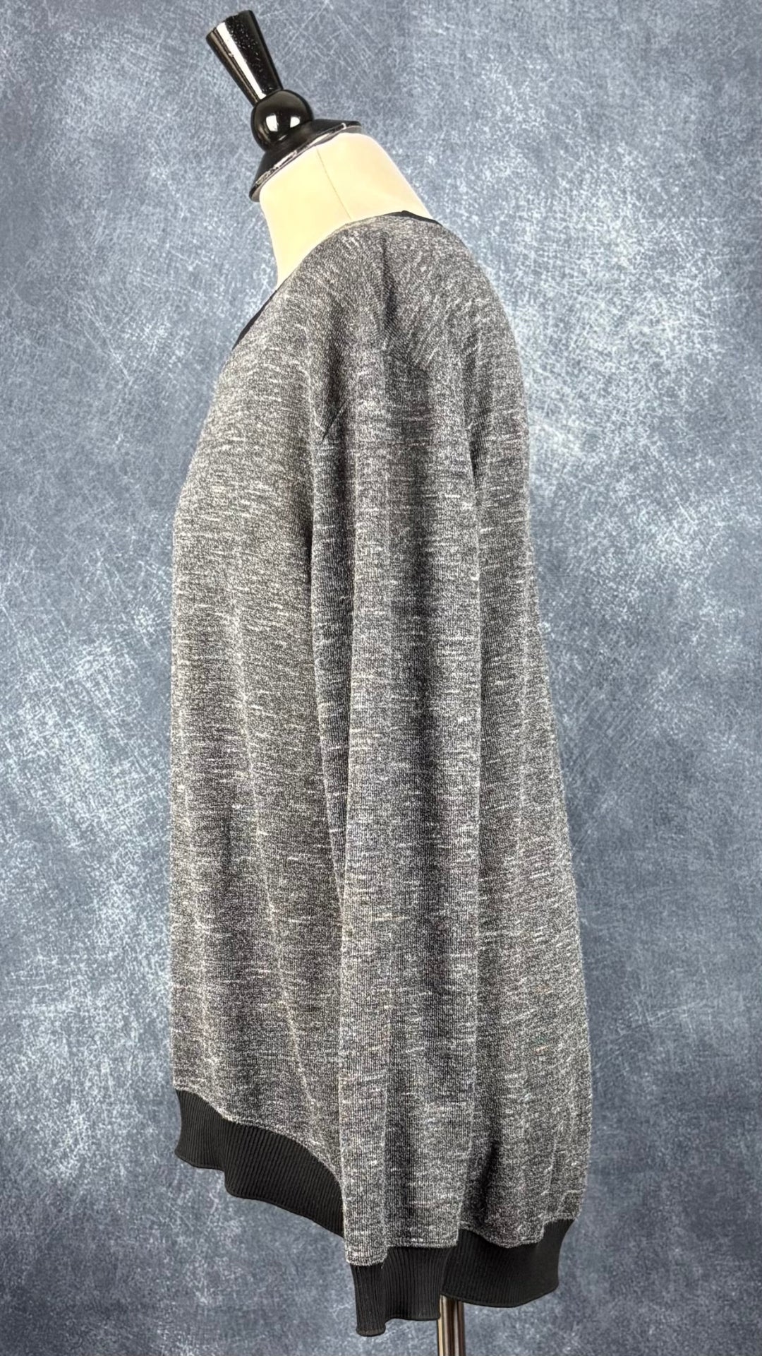 Chandail fin tricot extensible charcoal chiné et noir Wilfred, taille large. Vue de côté.