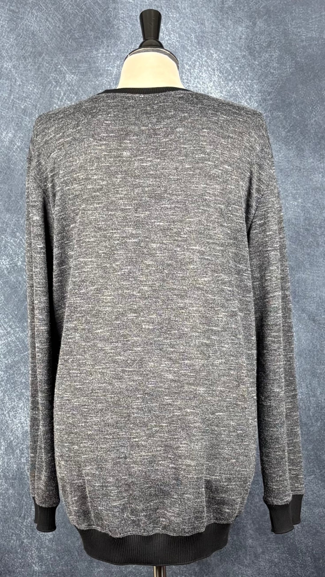 Chandail fin tricot extensible charcoal chiné et noir Wilfred, taille large. Vue de dos.