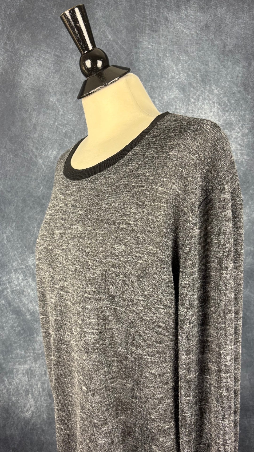 Chandail fin tricot extensible charcoal chiné et noir Wilfred, taille large. Vue de l'encolure.