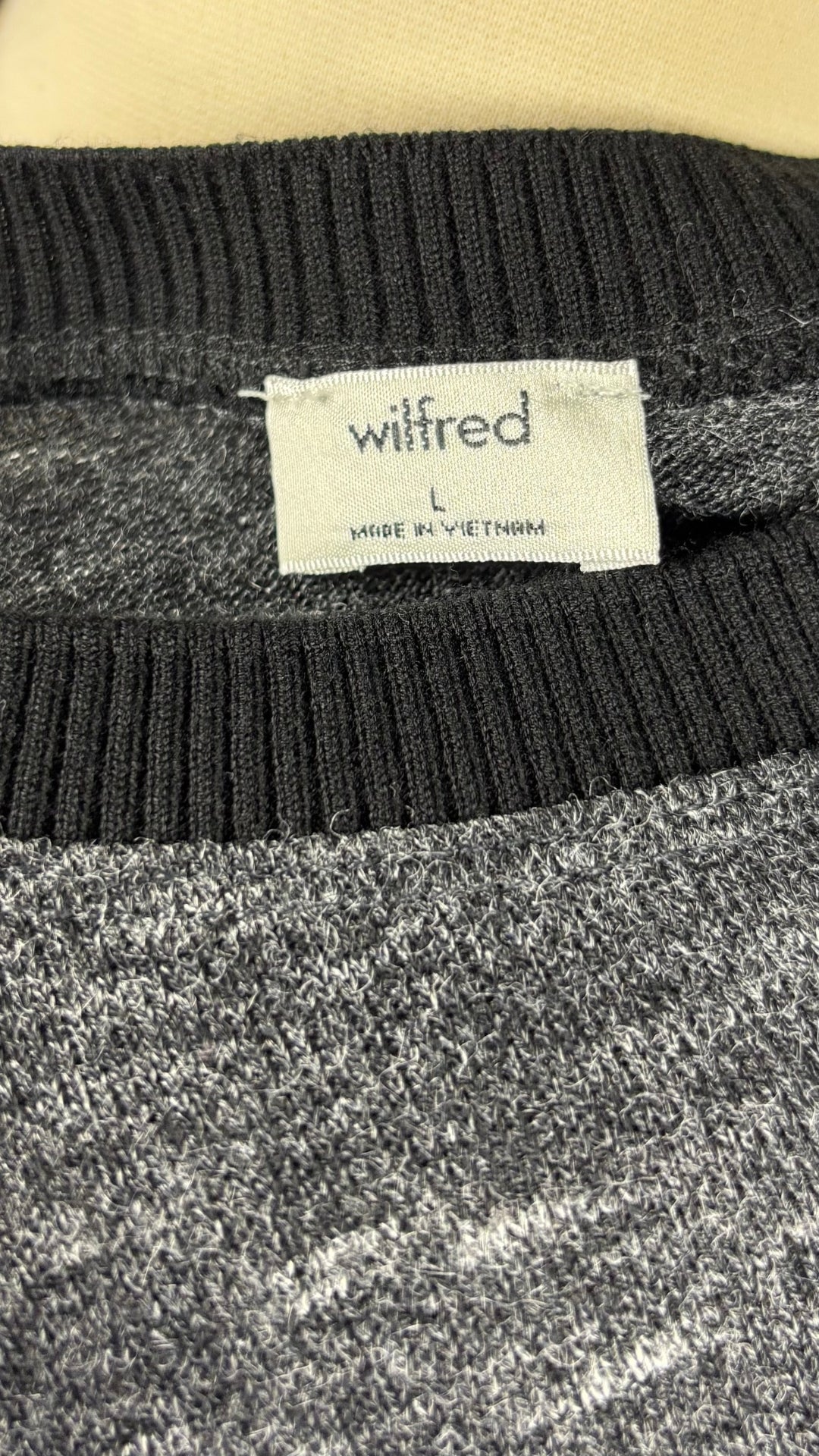 Chandail fin tricot extensible charcoal chiné et noir Wilfred, taille large. Vue de l'étiquette.