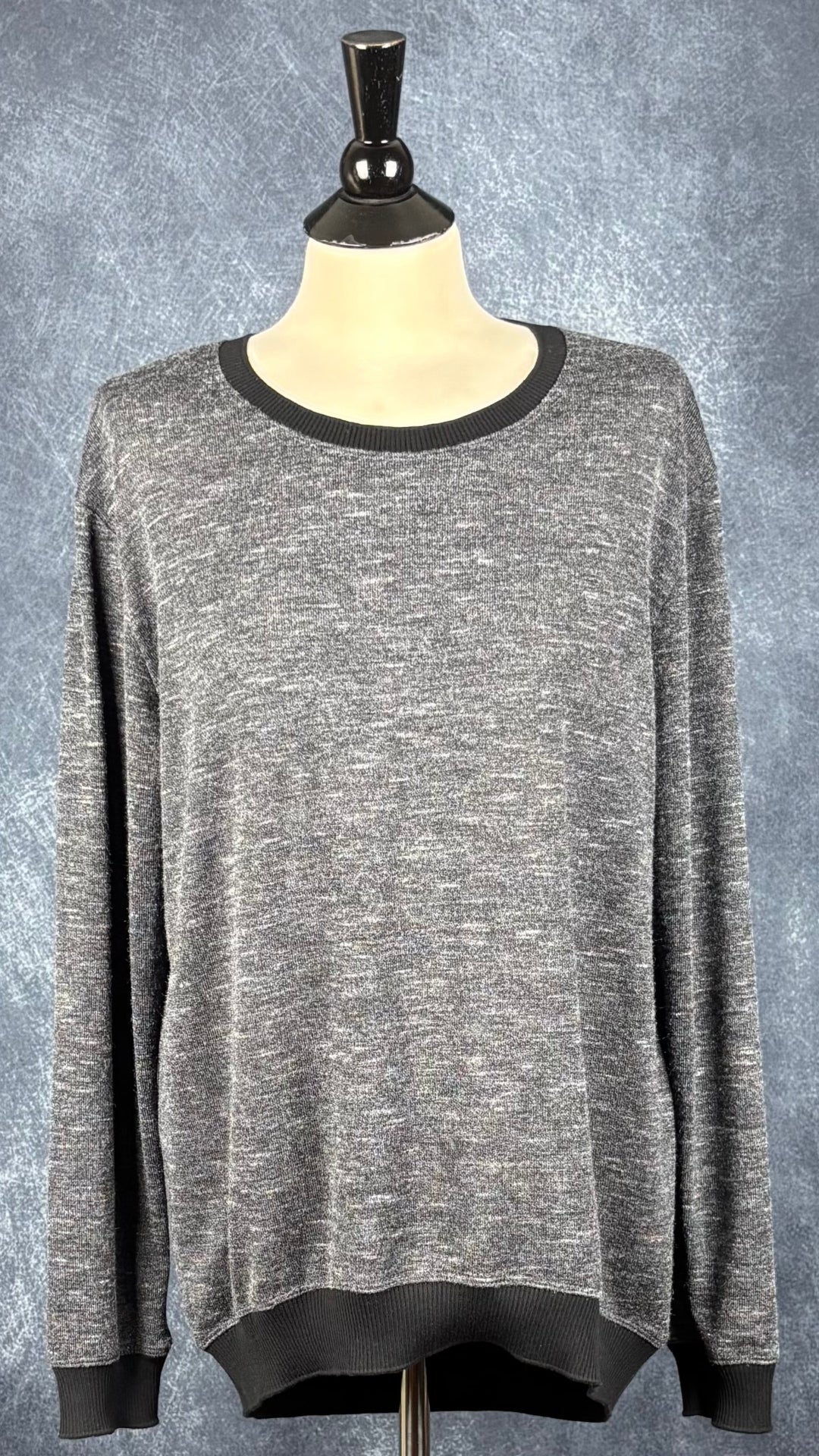 Chandail fin tricot extensible charcoal chiné et noir Wilfred, taille large. Vue de face.