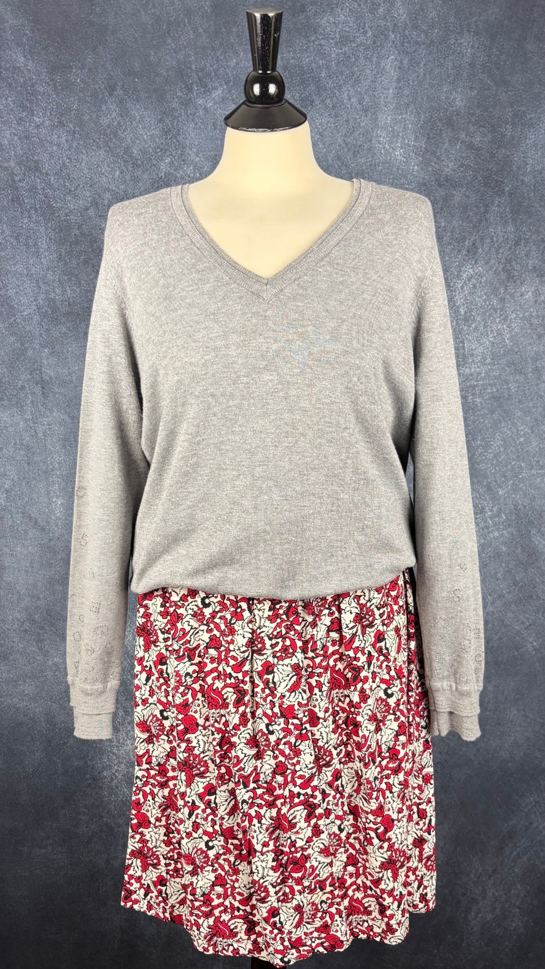 Chandail en fin tricot gris chiné avec insertions de cristaux en forme de lettres de l'alphabet au bas des manches Leo & Ugo, taille 4 (large). Vue de l'agencement avec la robe à motifs Gerard Darel.