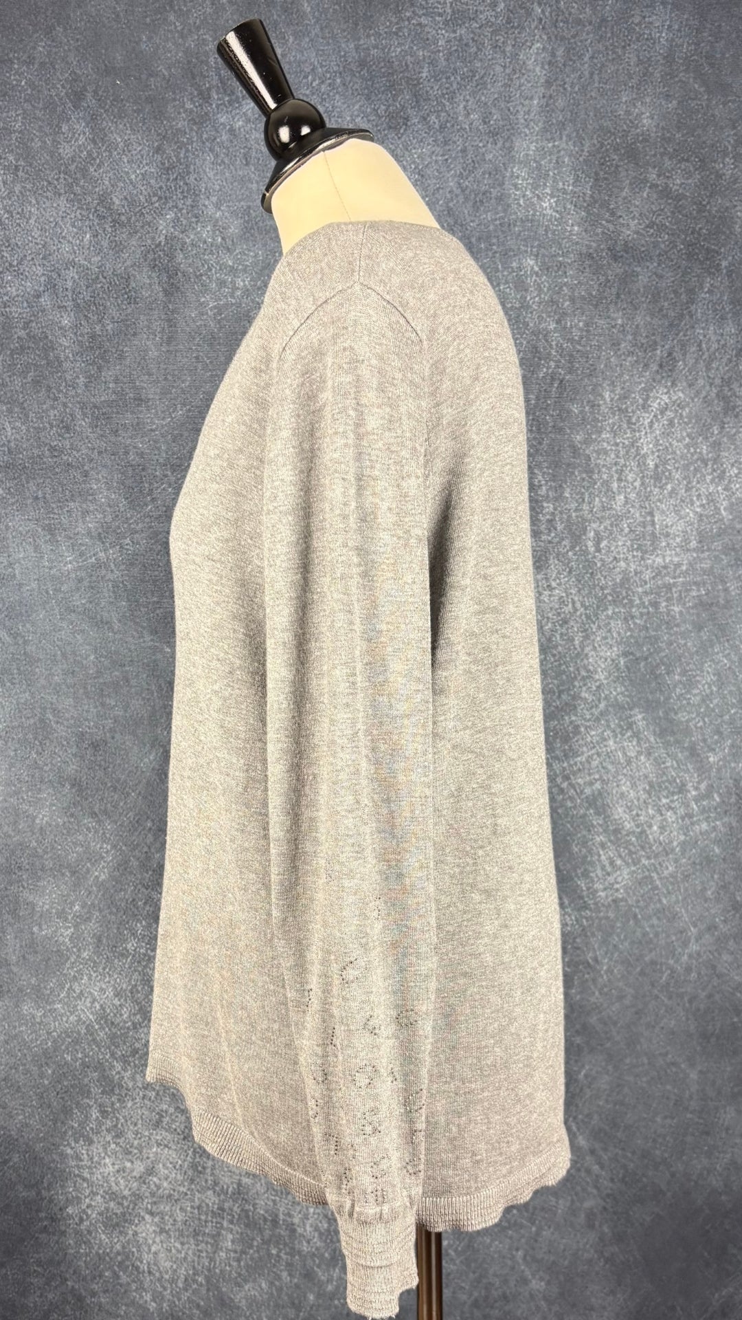 Chandail en fin tricot gris chiné avec insertions de cristaux en forme de lettres de l'alphabet au bas des manches Leo & Ugo, taille 4 (large). Vue de côté.