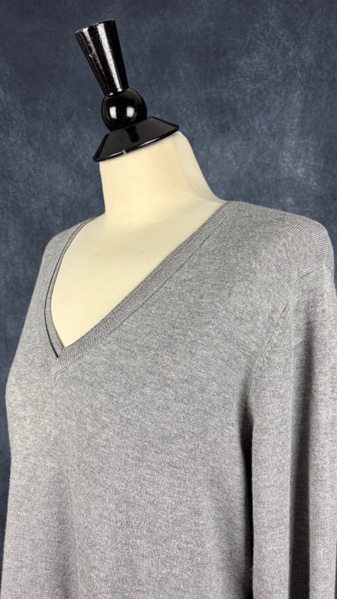 Chandail en fin tricot gris chiné avec insertions de cristaux en forme de lettres de l'alphabet au bas des manches Leo & Ugo, taille 4 (large). Vue de l'encolure.