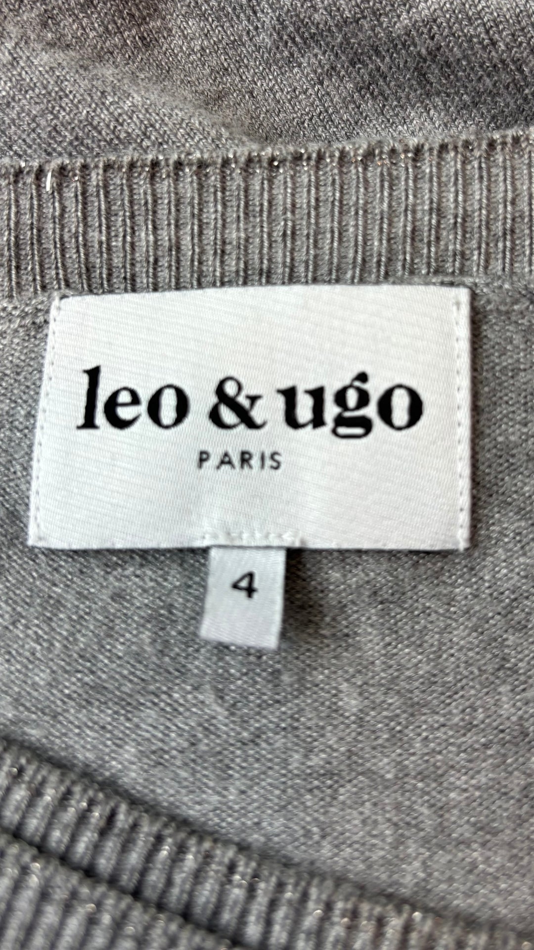 Chandail en fin tricot gris chiné avec insertions de cristaux en forme de lettres de l'alphabet au bas des manches Leo & Ugo, taille 4 (large). Vue de l'étiquette.