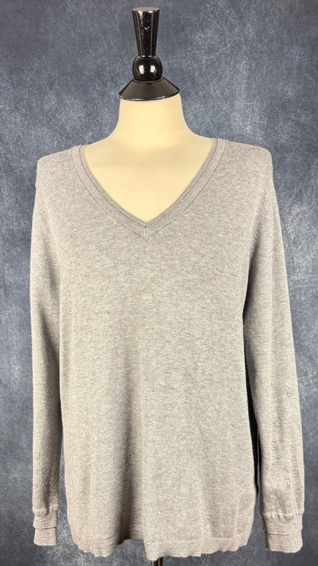 Chandail en fin tricot gris chiné avec insertions de cristaux en forme de lettres de l'alphabet au bas des manches Leo & Ugo, taille 4 (large). Vue de face.