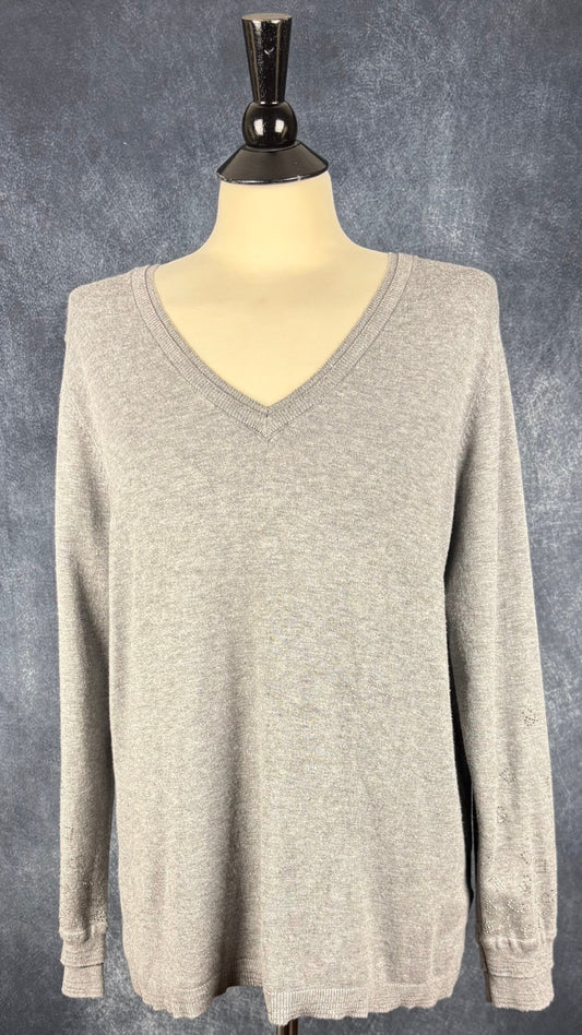 Chandail en fin tricot gris chiné avec insertions de cristaux en forme de lettres de l'alphabet au bas des manches Leo & Ugo, taille 4 (large). Vue de face.