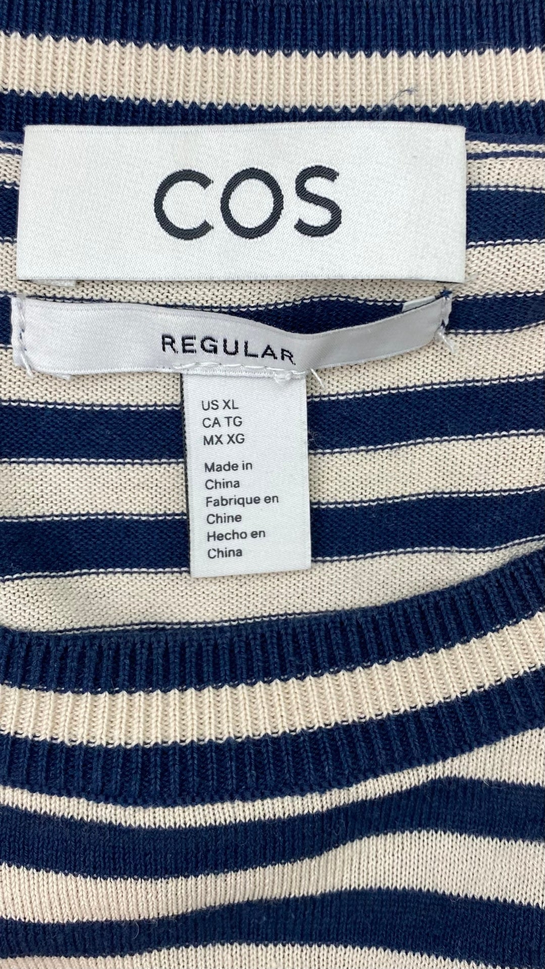 Chandail en fin tricot à rayures Cos, taille xl. Vue de l'étiquette de marque et taille.