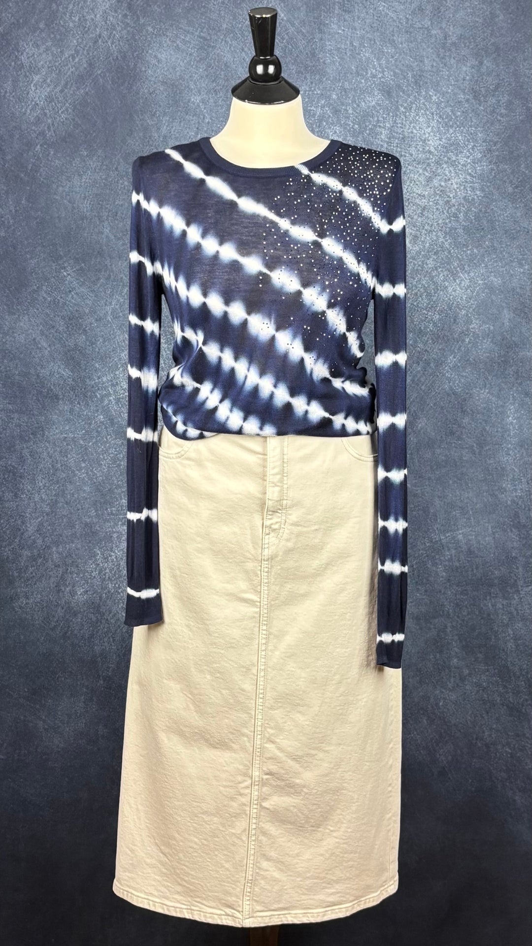 Chandail bleu et blanc en fin tricot tie dye avec brillants à l'épaule Desigual, taille medium. Vue de l'agencement avec la jupe en denim écru Banana Republic.