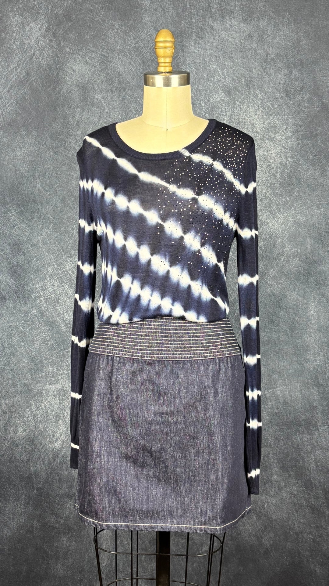 Chandail bleu et blanc en fin tricot tie dye avec brillants à l'épaule Desigual, taille medium. Vue de l'agencement avec la jupe courte en jeans Versace.