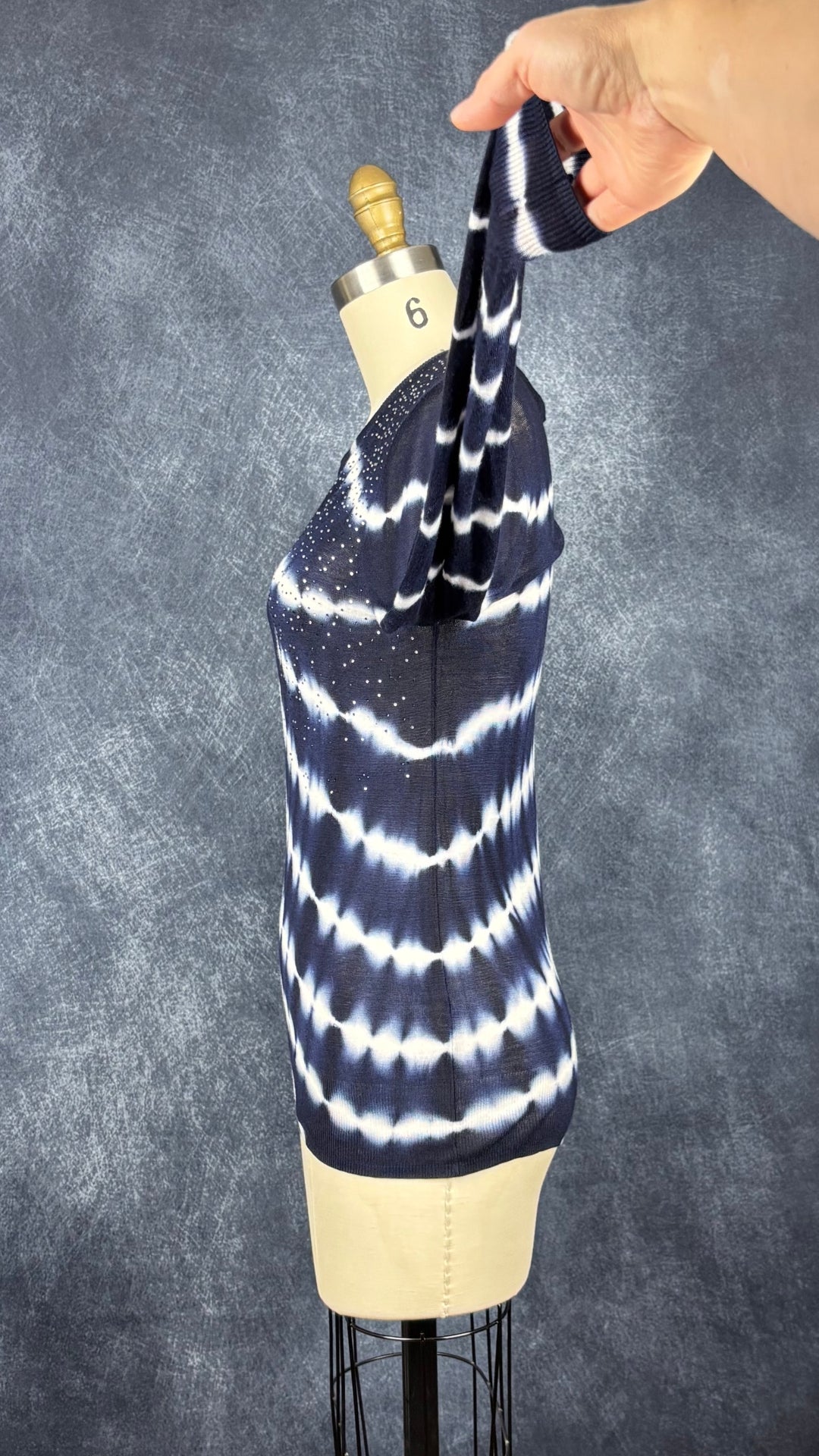 Chandail bleu et blanc en fin tricot tie dye avec brillants à l'épaule Desigual, taille medium. Vue de côté, manche relevée.