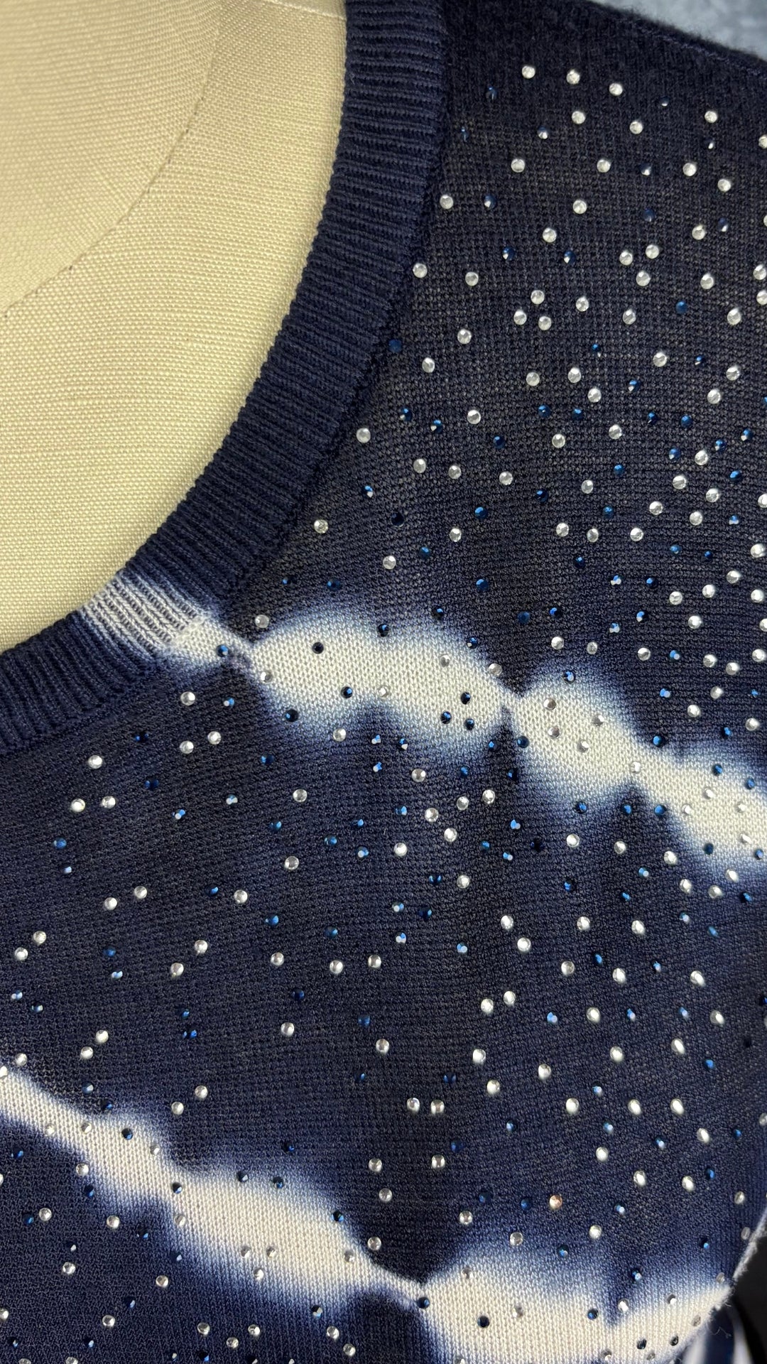 Chandail bleu et blanc en fin tricot tie dye avec brillants à l'épaule Desigual, taille medium. Vue de l'encolure.