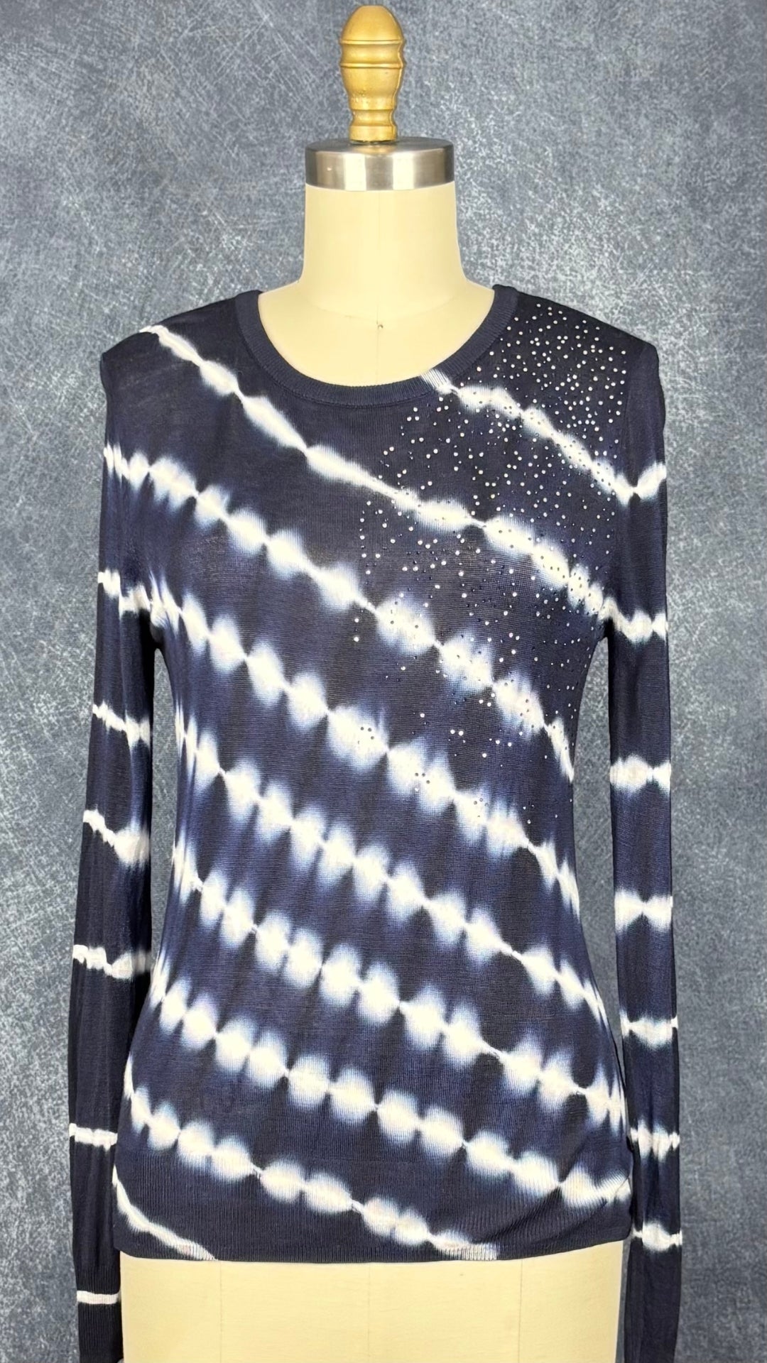 Chandail bleu et blanc en fin tricot tie dye avec brillants à l'épaule Desigual, taille medium. Vue de face.
