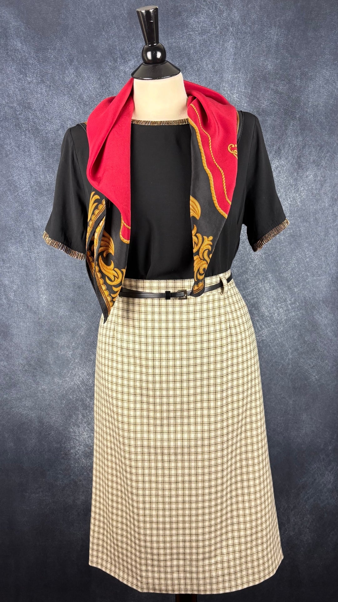 Chandail fluide noir avec ourlets en organza scintillant Soaked in Luxury, taille medium. Vue de l'agencement avec la jupe à carreaux Lucia et le foulard Ralph Lauren.