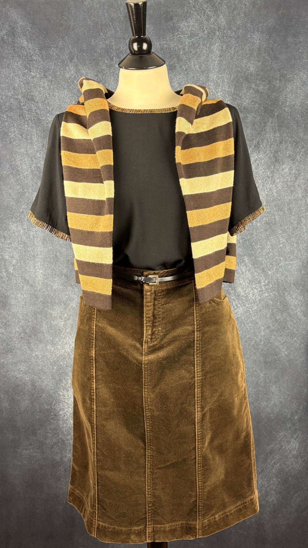 Chandail fluide noir avec ourlets en organza scintillant Soaked in Luxury, taille medium. Vue de l'agencement avec la jupe moka Tristan & Iseut et le chandail en tricot à rayures Lucia.