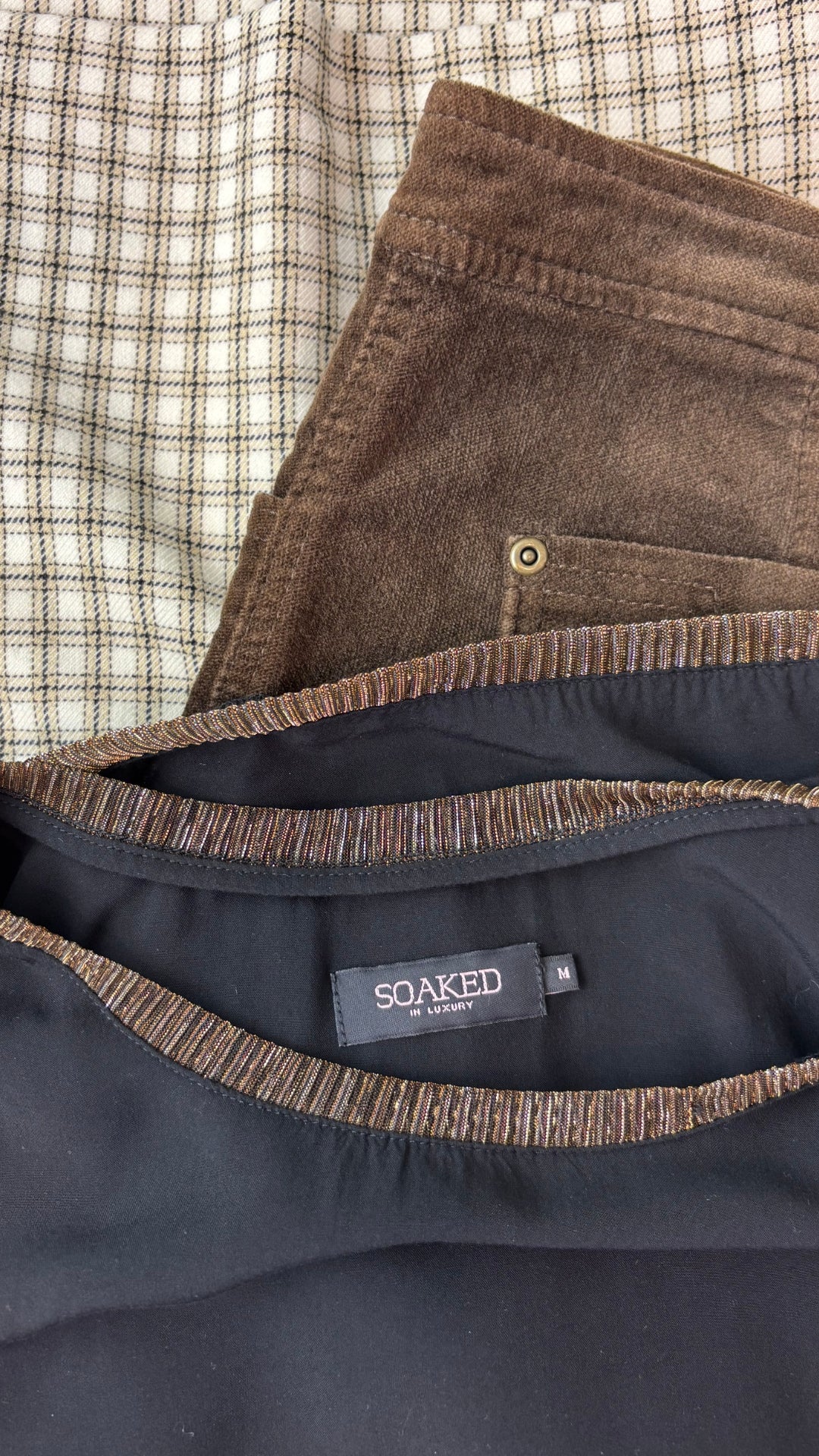 Chandail fluide noir avec ourlets en organza scintillant Soaked in Luxury, taille medium. Vue de près du chandail avec la jupe moka Tristan & Iseut et la jupe à carreaux Lucia.