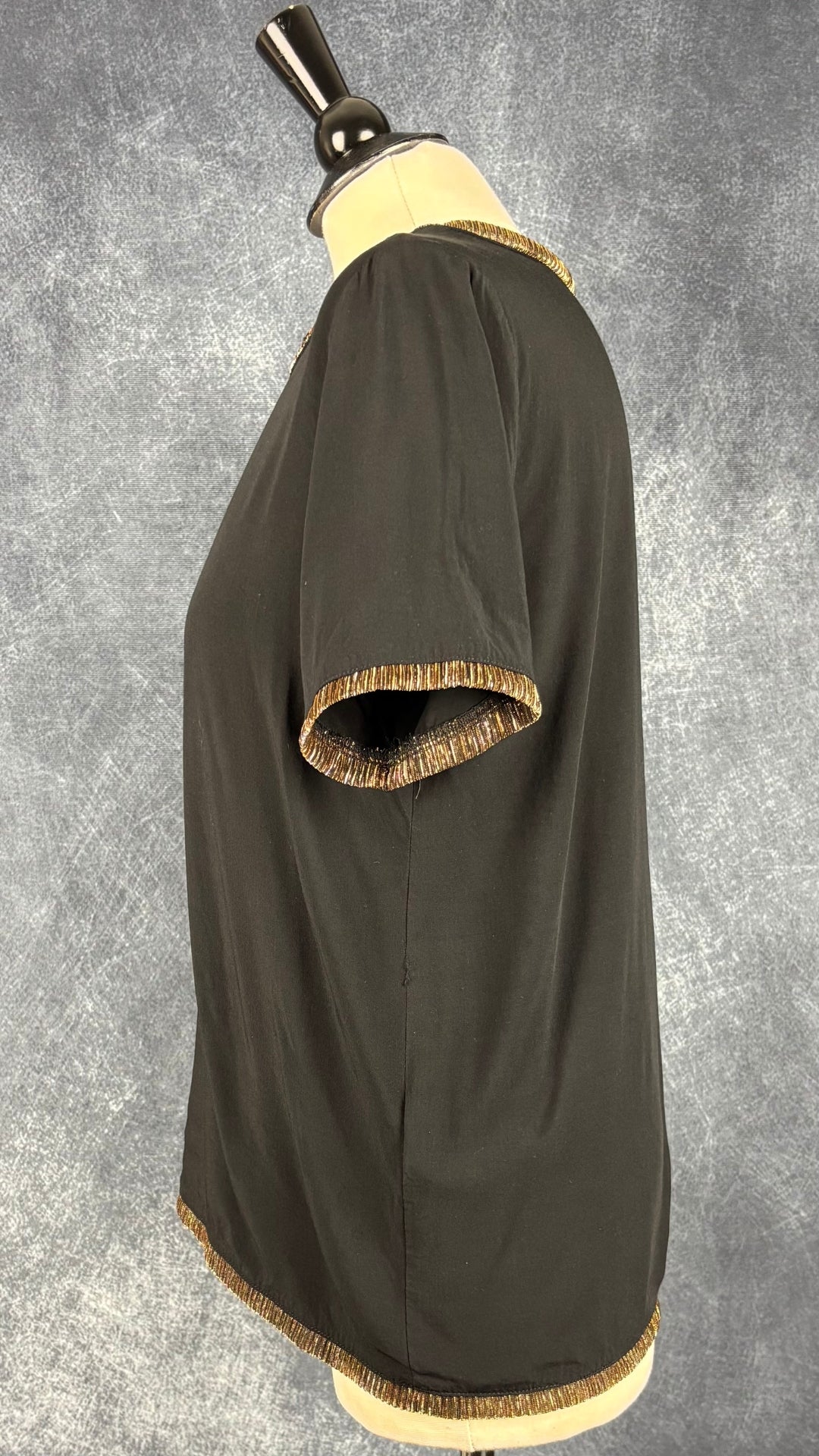 Chandail fluide noir avec ourlets en organza scintillant Soaked in Luxury, taille medium. Vue de côté.