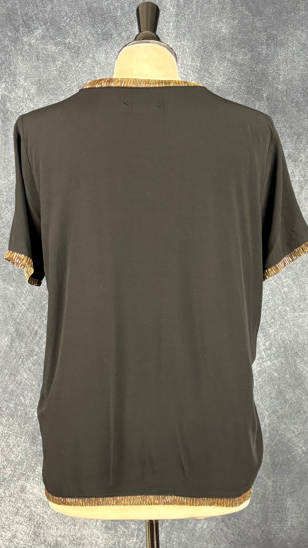 Chandail fluide noir avec ourlets en organza scintillant Soaked in Luxury, taille medium. Vue de dos.