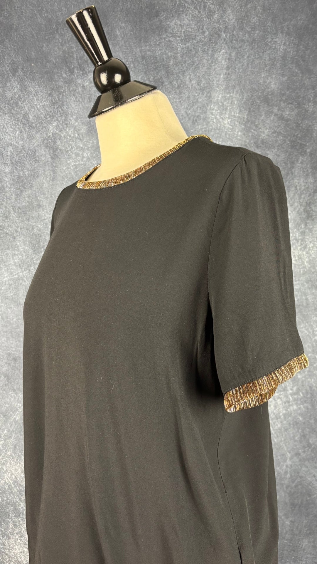 Chandail fluide noir avec ourlets en organza scintillant Soaked in Luxury, taille medium. Vue de l'encolure.