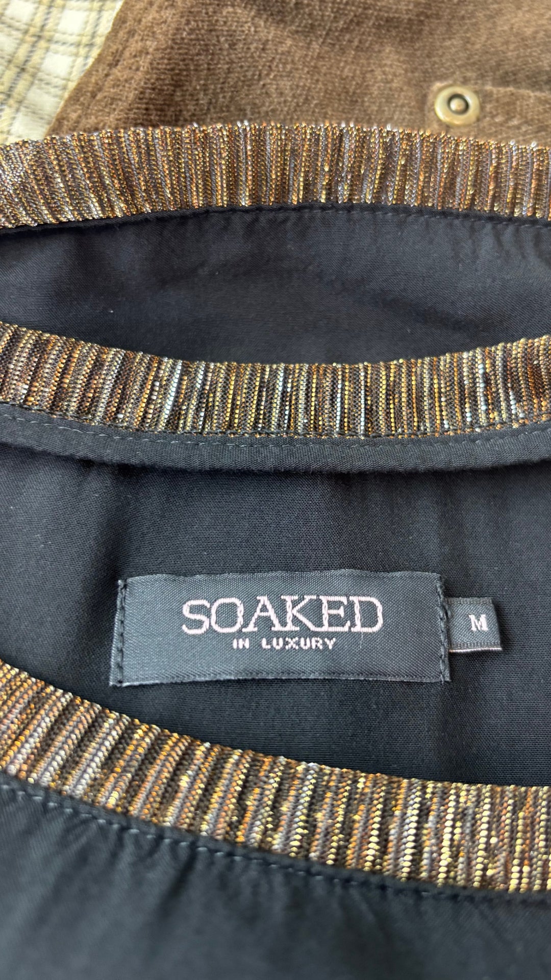 Chandail fluide noir avec ourlets en organza scintillant Soaked in Luxury, taille medium. Vue de l'étiquette.