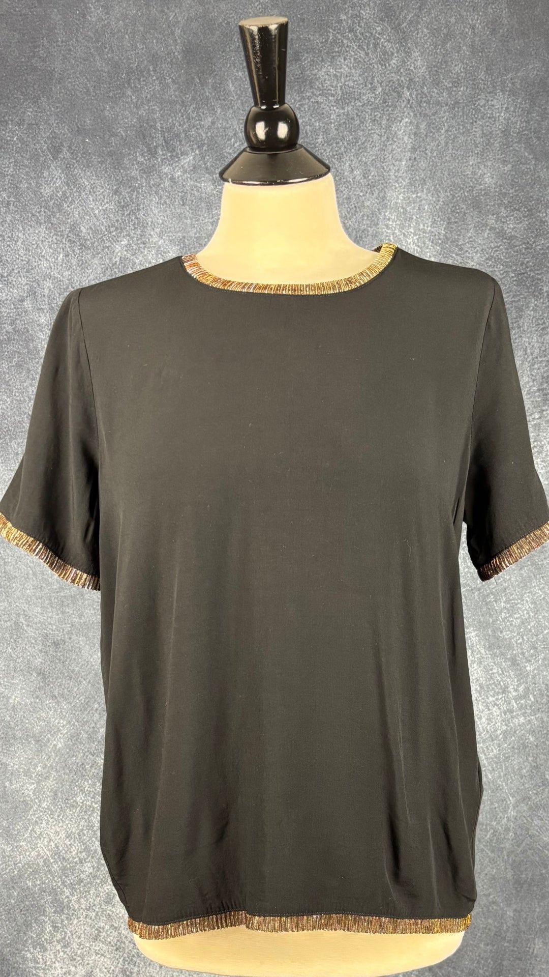 Chandail fluide noir avec ourlets en organza scintillant Soaked in Luxury, taille medium. Vue de face.