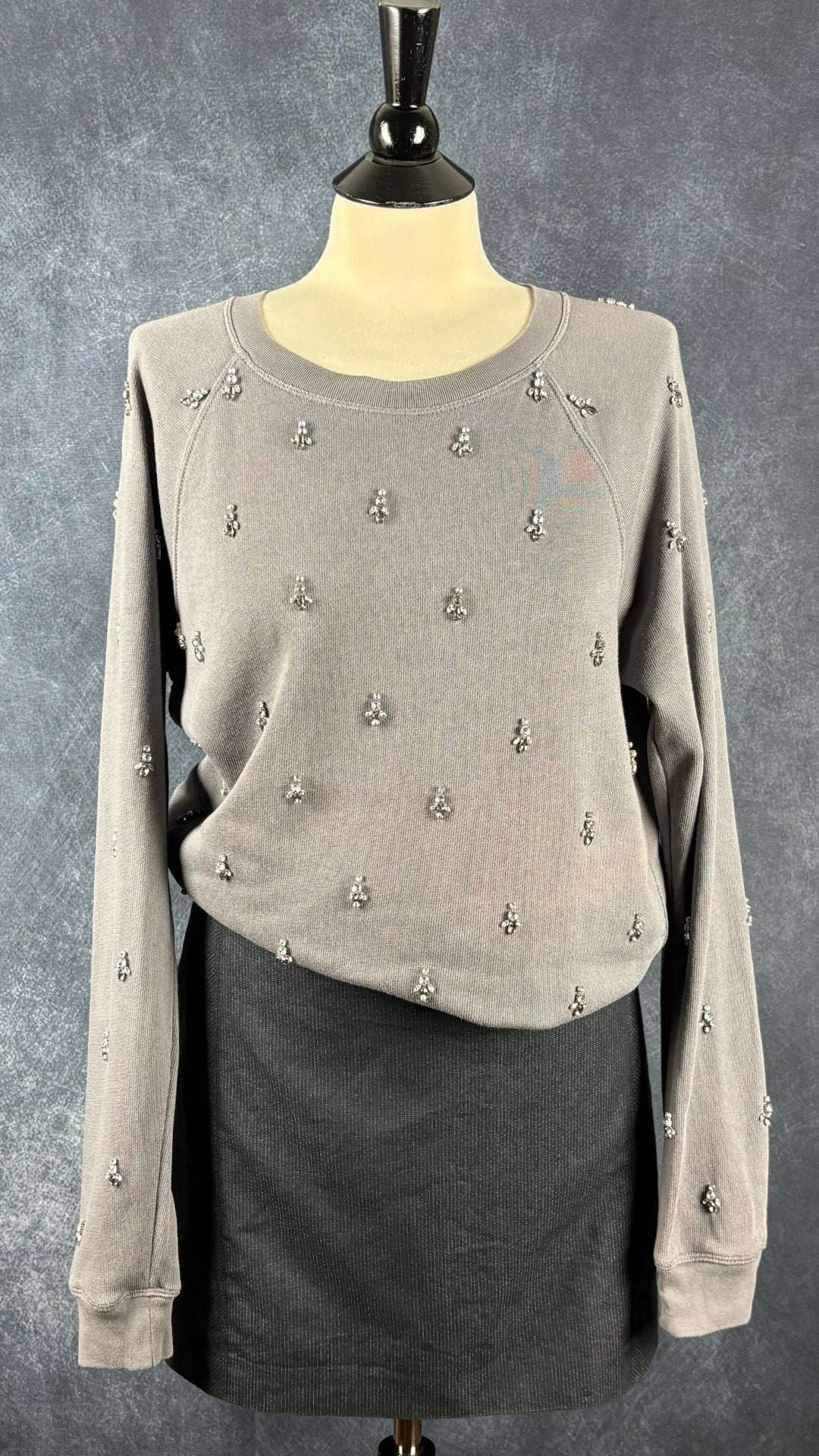 Chandail raglan gris orné de bijoux J.Crew, taille large. Vue de l'agencement avec la jupe à fines rayures Mexx.