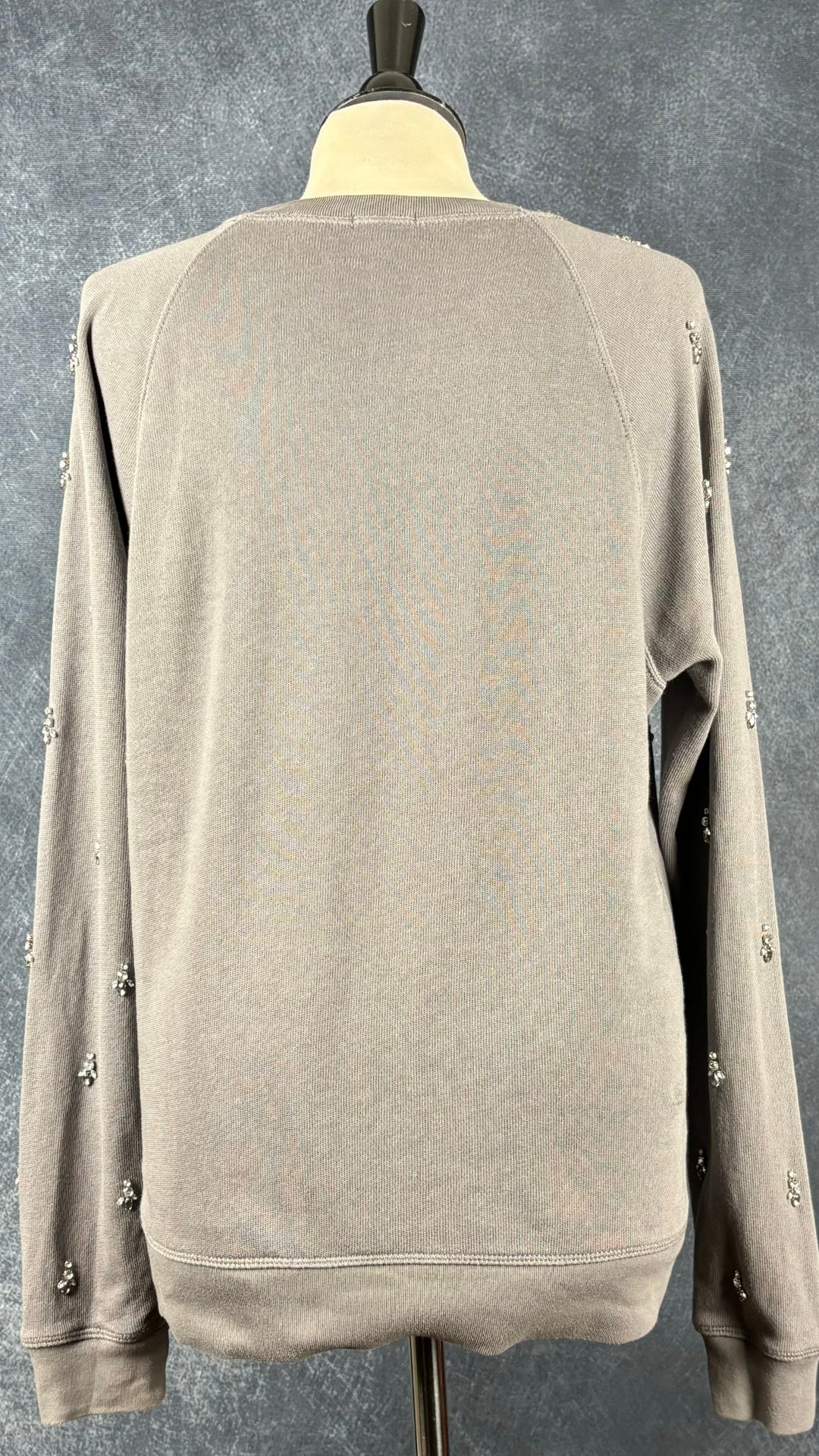 Chandail raglan gris orné de bijoux J.Crew, taille large. Vue de dos.