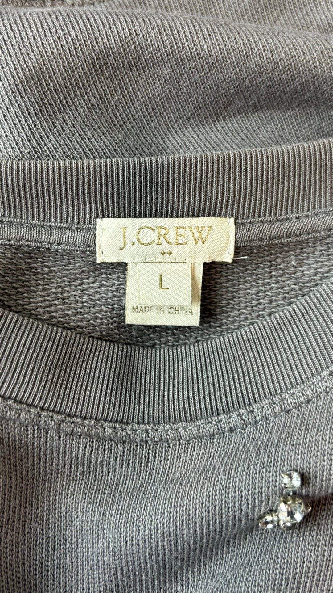 Chandail raglan gris orné de bijoux J.Crew, taille large. Vue de l'étiquette.