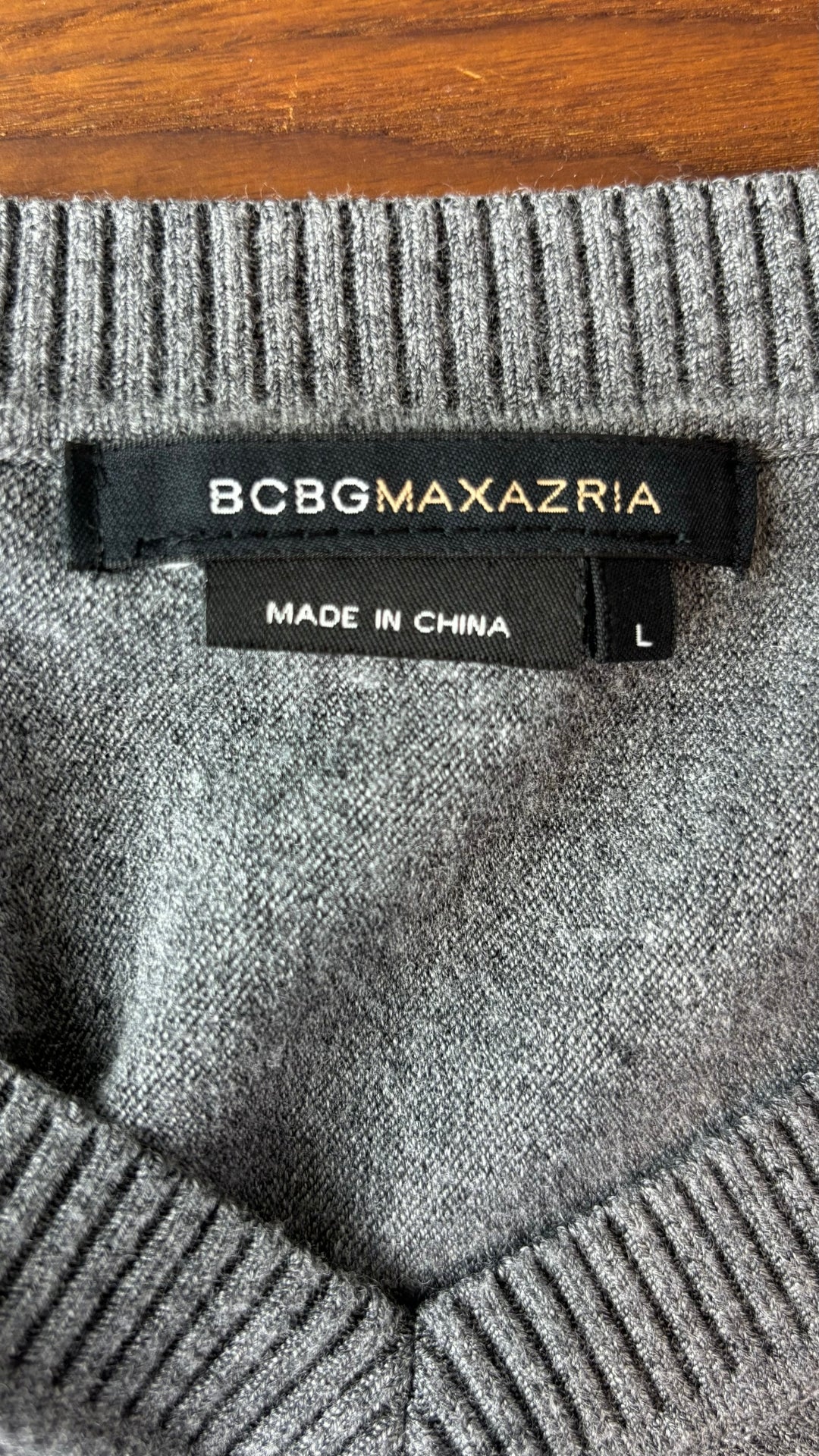 Chandail gris à col en v BCBG MaxAzria, taille large. Vue de l'étiquette.