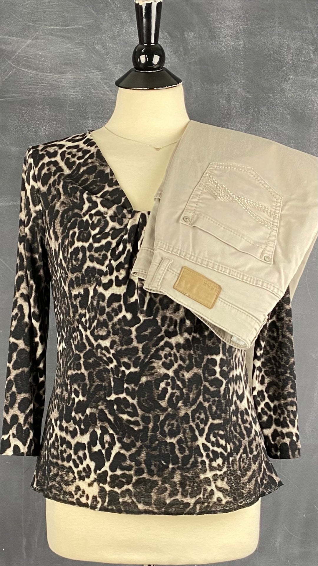 Chandail léger à motif léopard Jones New York, taille small. Vue de l'agencement avec le pantalon taupe Brax.