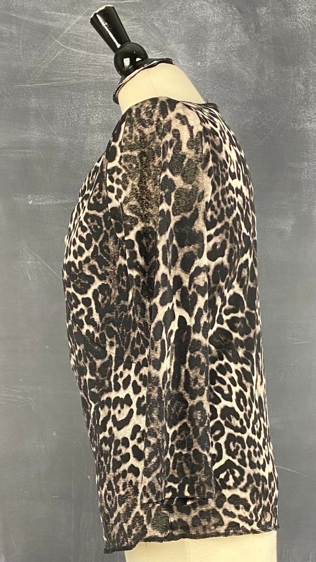 Chandail léger à motif léopard Jones New York, taille small. Vue de côté.