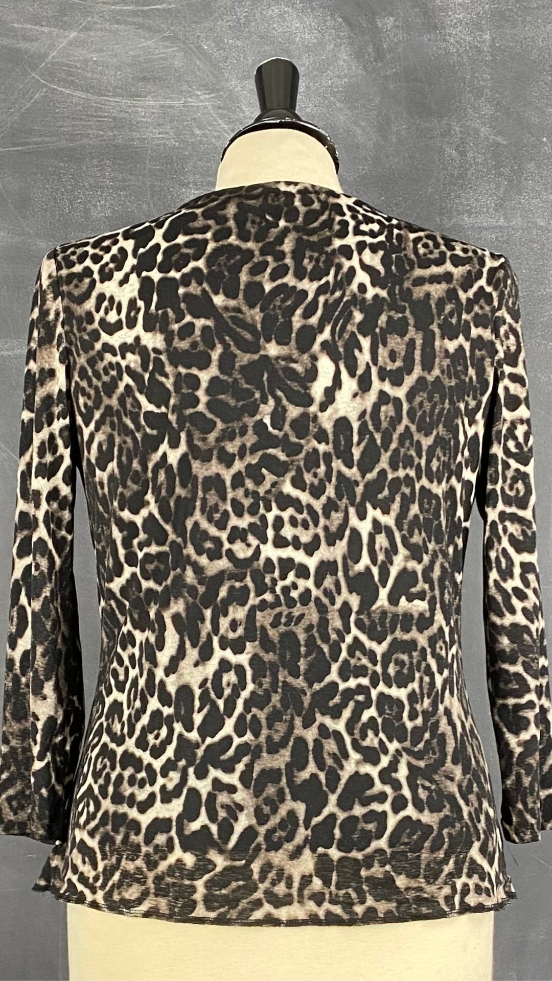 Chandail léger à motif léopard Jones New York, taille small. Vue de dos.