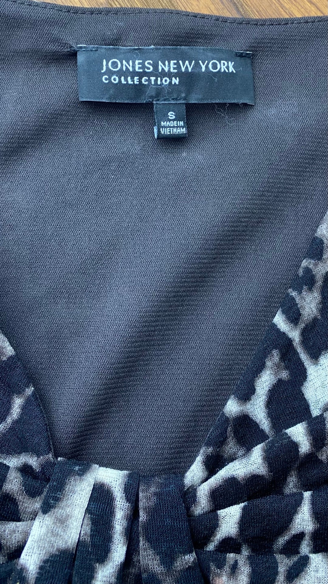Chandail léger à motif léopard Jones New York, taille small. Vue de l'étiquette de marque et taille.