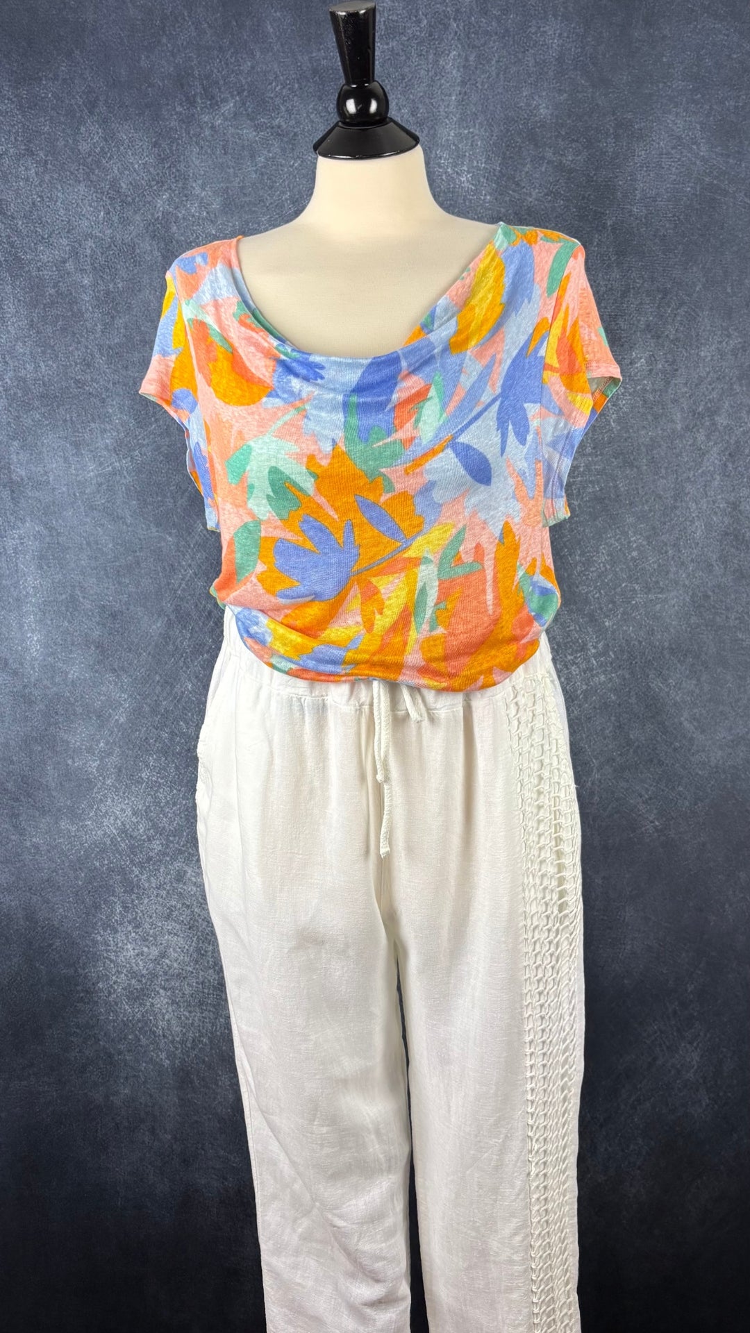 Chandail en lin coloré avec large col baveux Joie, taille xl (peut aussi convenir à large). Vue de l'agencement avec le pantalon blanc crème Froccella.
