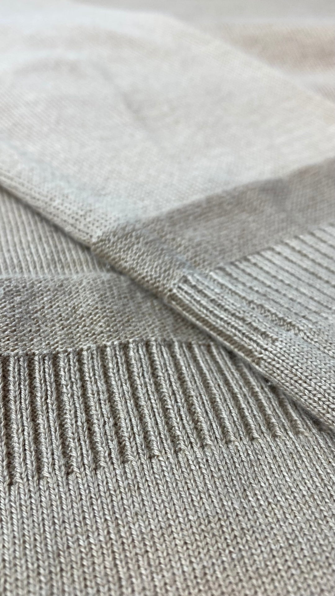 Chandail long tricot coton egyptien Ca va de soi, taille xs/s. Vue de près du tricot.