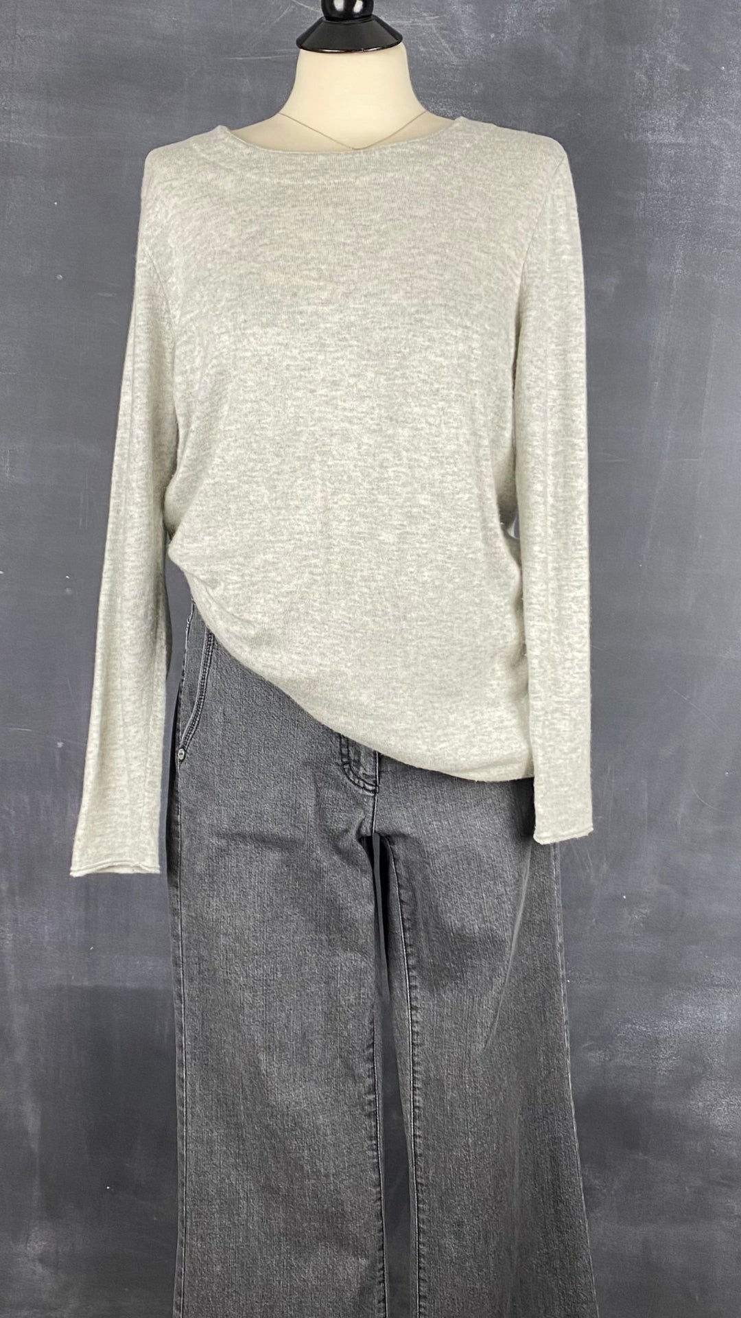 Chandail long en tricot doux gris beige Oui, taille 10 (environ medium). Vue de l'agencement avec le jeans gris délavé Luisa Cerano.