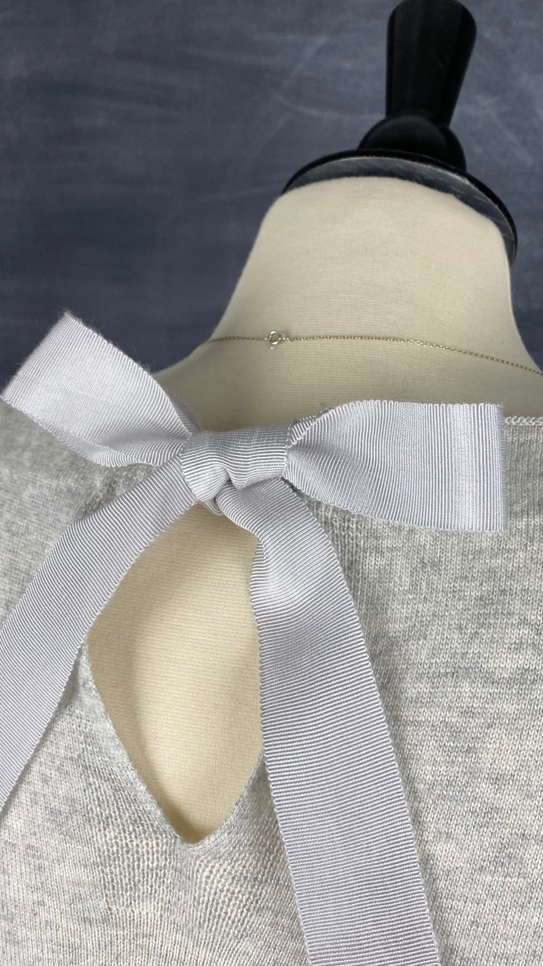 Chandail long en tricot doux gris beige Oui, taille 10 (environ medium). Vue du haut du dos.