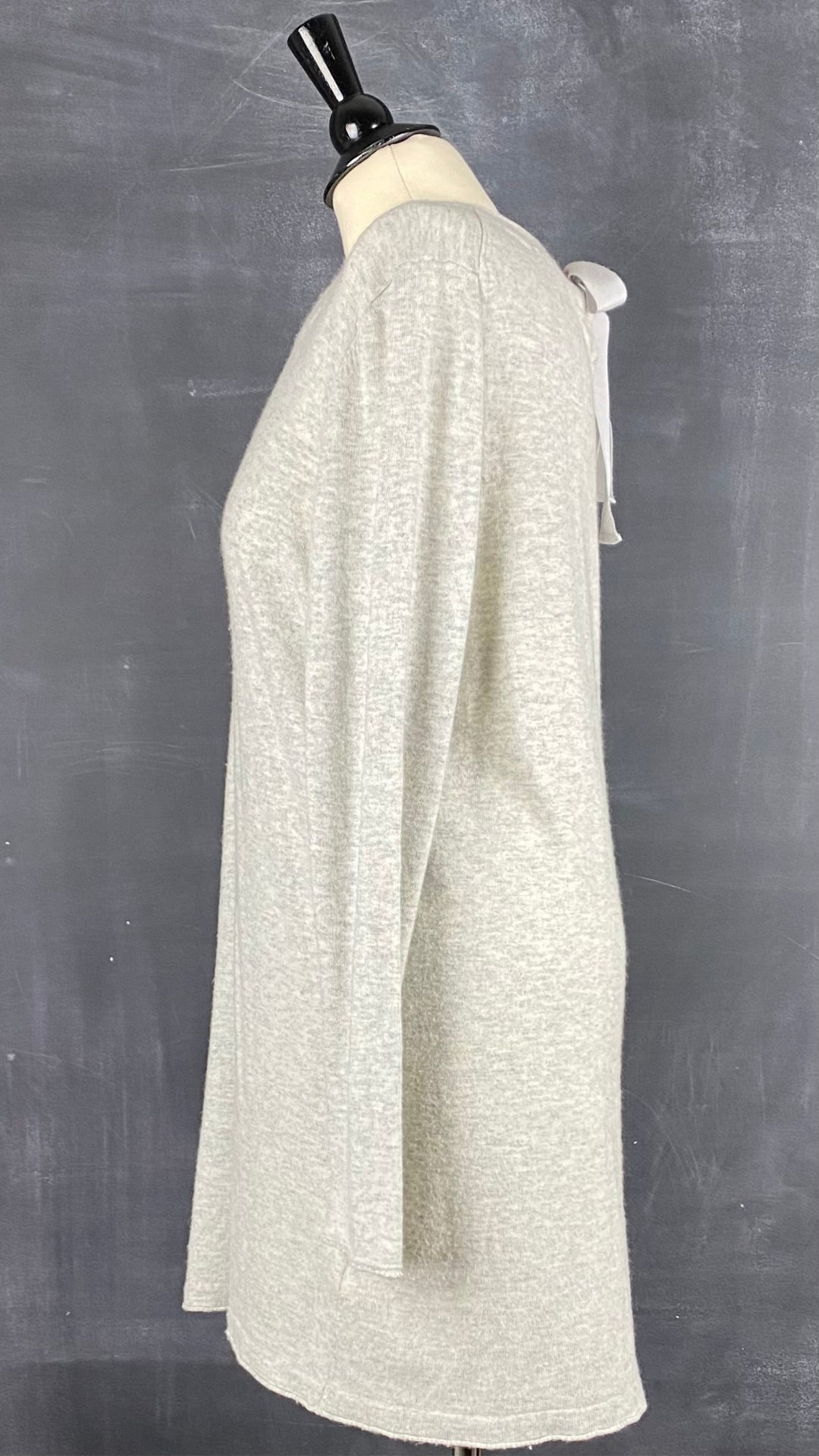 Chandail long en tricot doux gris beige Oui, taille 10 (environ medium). Vue de côté.