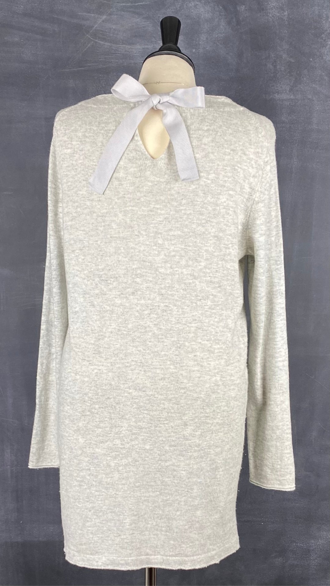 Chandail long en tricot doux gris beige Oui, taille 10 (environ medium). Vue de dos.
