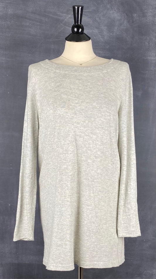Chandail long en tricot doux gris beige Oui, taille 10 (environ medium). Vue de face.