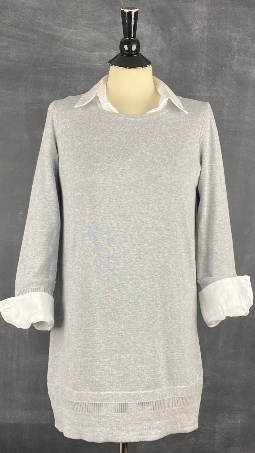 Chandail long tricot gris coton égyptien Ça va de soi, taille medium. Vue de l'agencement avec un chemisier blanc.
